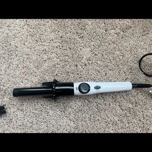 Kiss InstaWave hair curler